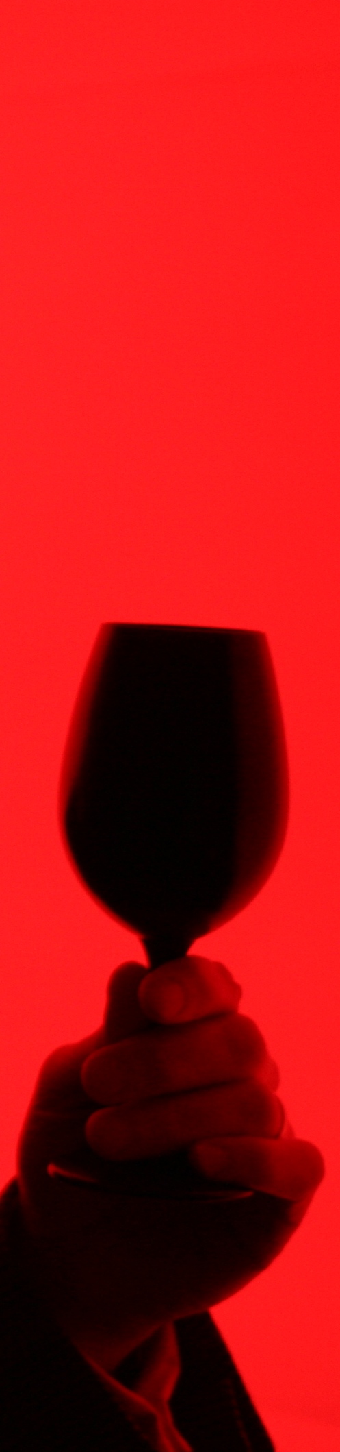 Schwarzes Weinglas in rotem Licht